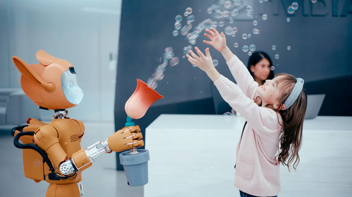Kind spielt mit einem freundlichen Roboter